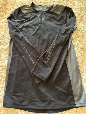 Under Armour Men’s Long Sleeve Tee, size S.